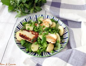 Salade de petits pois frais à l’halloumi