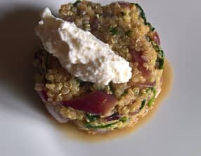 Salade de quinoa, de ricotta, d'épinards et d'oignons rouges