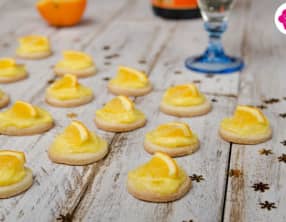 Tartelettes au citron avec rondelle d'orange