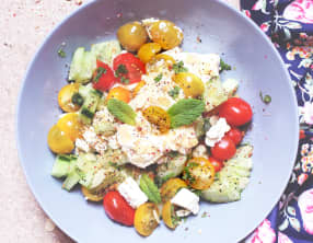 Salade de concombre, feta et tomates cerises
