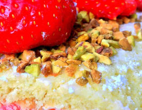 Roulé aux fraises gariguettes et au citron vert