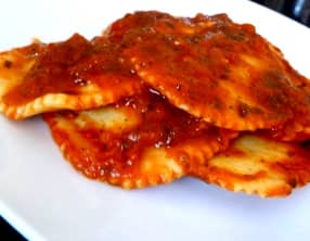 Raviolis salade cajou et sauce tomate