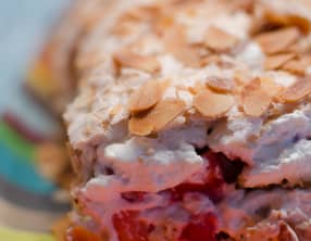 Meringue roulée aux fraises et aux amandes effilées