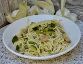 One pot spring pasta courgettes, champignons, petits pois