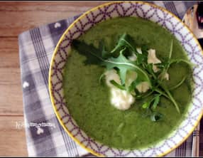 Gazpacho de courgette rôtie au four, à la roquette et à la mozzarella.