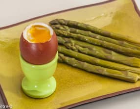 Oeuf à la coque aux mouillettes d'asperges vertes d'emmental