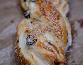 Tresse feuilletée au chèvre et aux olives