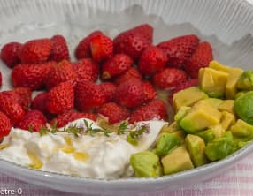 Salade de fraises à l'avocat et à la burrata