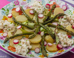 Salade de merlu aux pommes de terre, asperges et radis
