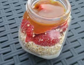 Overnight oatmeal fraises caramel au beurre salé