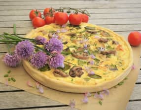 Tarte aux poulet rôti, pois gourmands et champignons