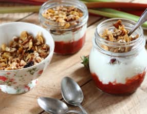 Compote fraise-rhubarbe, yogourt et granola en verrine