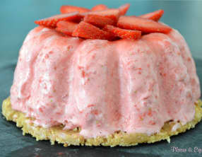 Gâteau mousseux et glacé aux fraises