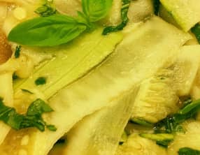 Courgettes crues, marinées à l'ail et au basilic