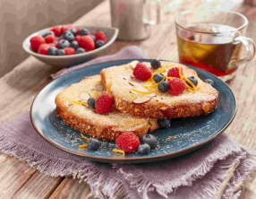 Pain doré à la liqueur d'orange avec amandes