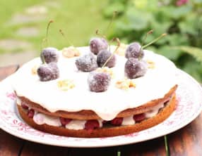 Gâteau russe aux griottes au sirop, noix et crème épaisse