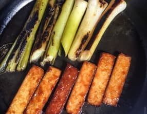 Tofu teriyaki et poireaux grillés