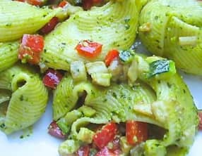 Lumaconi rigati farcis aux légumes d'été, pesto pistaches