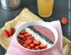 Smoothie bowl aux fraises