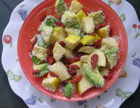 Salade colorée aux copeaux de noix de coco