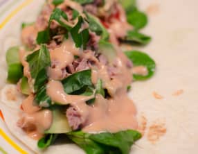 Wrap à la tomate, au thon et à l'avocat