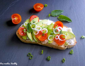 Tartine de chèvre frais à l'avocat, tomate et cebette