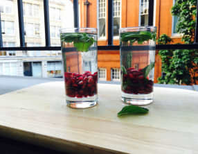 Boisson « détox » à la menthe et à la grenade