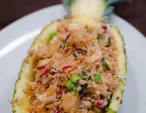 Riz sauté à l'ananas et aux crevettes