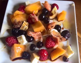 Salade de fruits, au jambon de parme et mozzarella