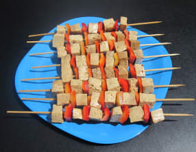 Brochettes de tofu mariné