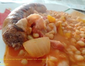 Saucisses au four aux haricots blancs, tomates rôties, poivrons et oignons