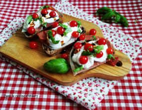 Brushetta à la burrata, tomates Tomberry, jambon cru et basilic