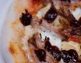Pizza au pulled turkey et à la sauce barbecue