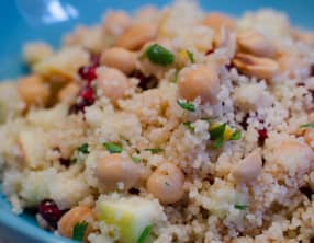 Salade de semoule aux pois chiches, à la grenade et à la coriandre