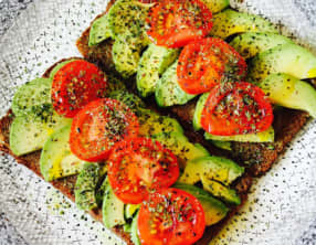 Tartines d'avocat et tomates