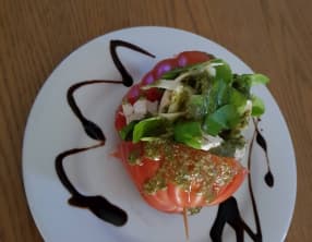 Burger de tomate au poulet et pesto