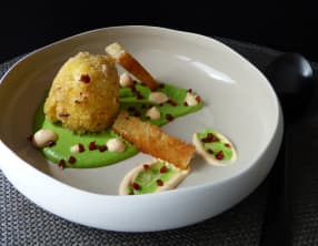 Oeuf croustillant, crème de petits pois et chorizo