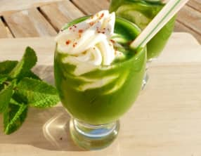 Soupe froide de cosses de petits pois, crème fouettée au chèvre frais