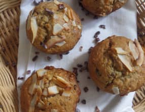 Muffins végétaliens à la banane, noix de coco, et éclats de fèves de cacao