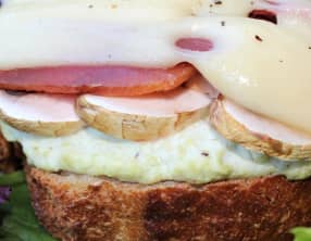 Bruschetta avocats, champignons, jambon de pays et gruyère