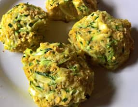 Boulettes de courgette à l'oignon, curry et flocons d'avoine