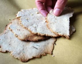 Crackers sans gluten au sésame et au romarin