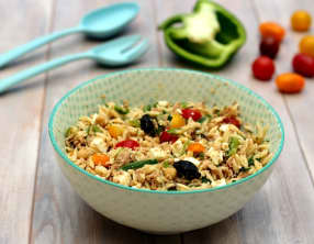 Salade de risetti au thon, feta, pois chiches et légumes