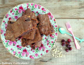 Brownies chocolat au lait, pépites de chocolat blanc et cerises confites