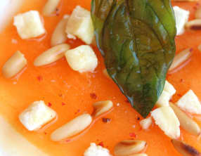 Carpaccio de melon et chips de basilic
