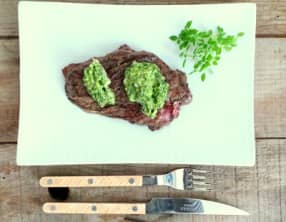 Bavette d’aloyau et son pesto aux échalotes et basilic