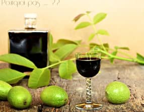 Vin apéritif aux noix vertes