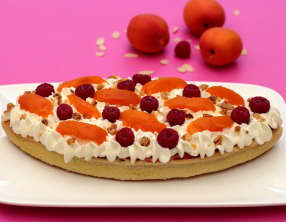 Tarte à l'amande, framboises, abricots et chantilly au chocolat blanc