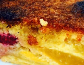 Gâteau pêches framboises à la noisette