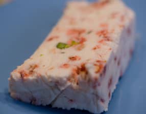 Nougat glacé au miel et aux pralines